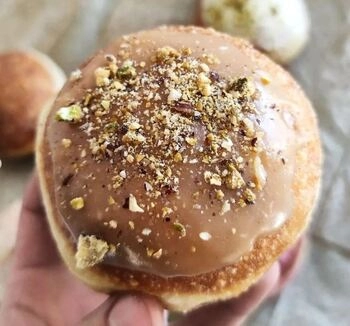 pączek-z-drożdżami-i-snickersem