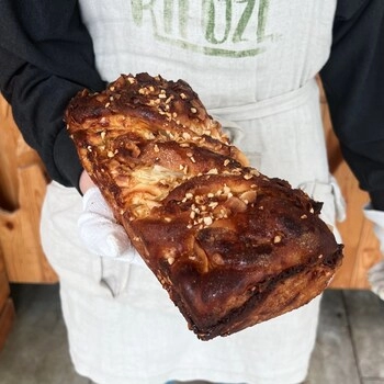 babka al cocco cioccolato bianco e nocciole tostate