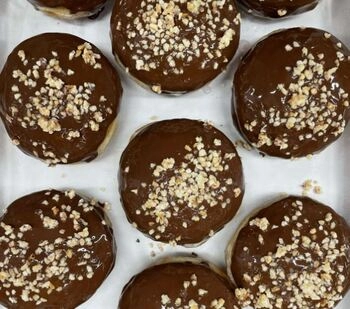 wegański pączek z pirinu z nadzieniem gianduja